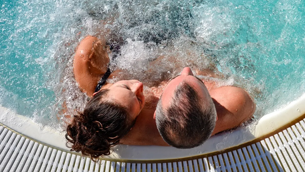 20211002-bien-etre-aquensis-jacuzzi-terrasse-couple@TPM-8