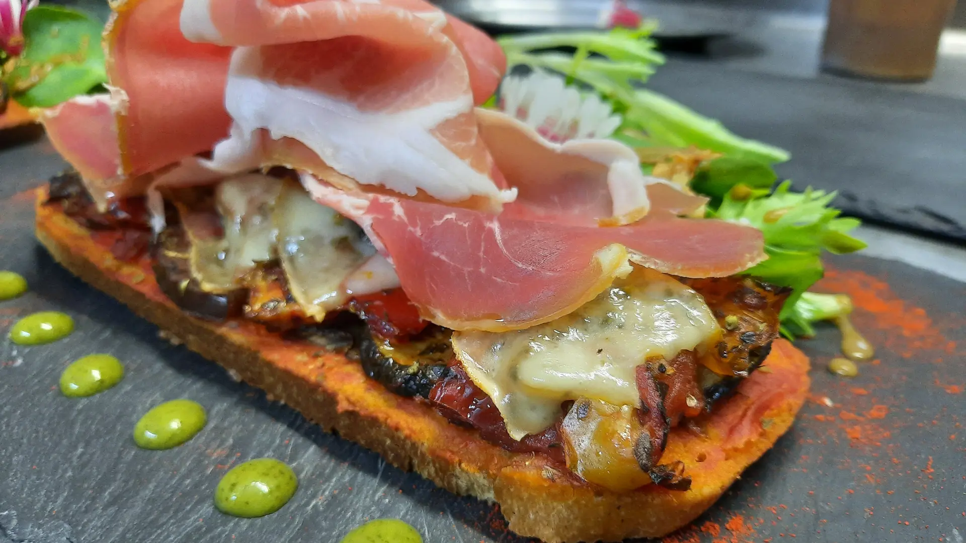 tartine de légumes et jambon sec