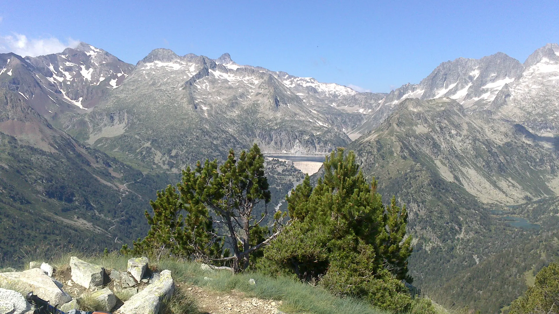 vue barrage cap de long depuis col d'estoudou-Réserve Néouvielle-f.portrait ©Véronique Bleuler