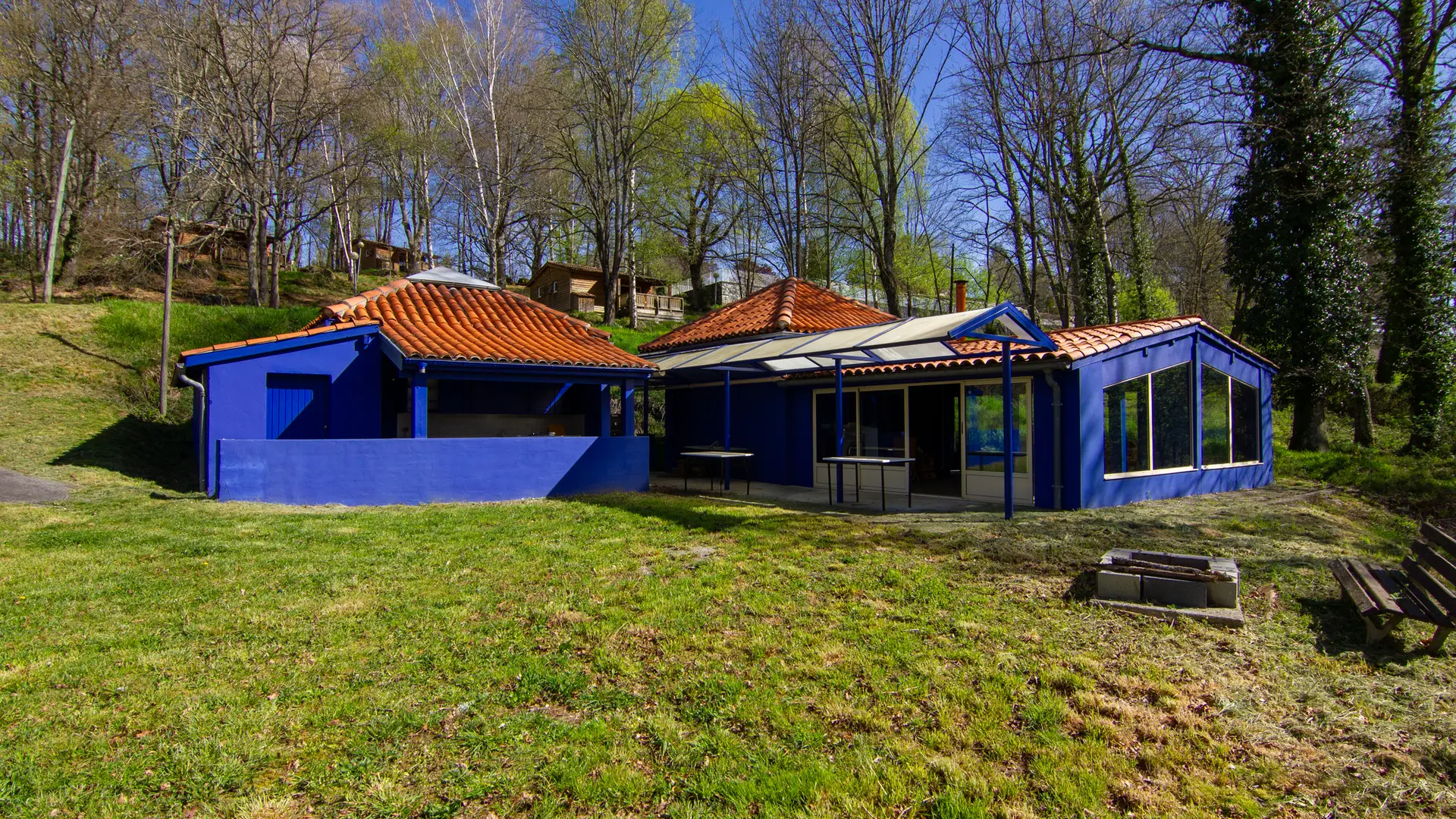 vue sur la maison bleue et les chalets