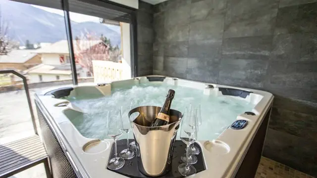 BRUN Chalet parties communes @Birrien jacuzzi WEB