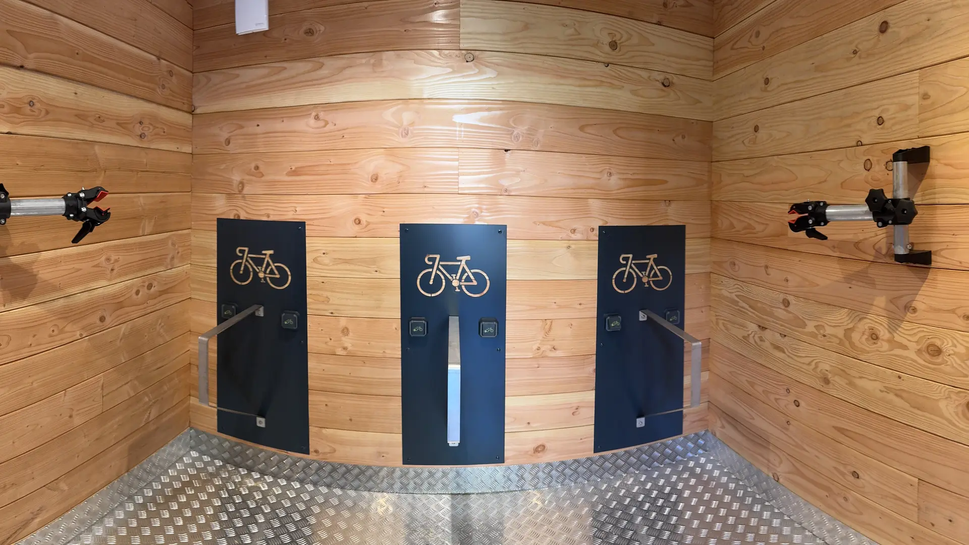 Chalet-hygge-saint-lary-vue-interieur-detail-prive-hebergement-cycles-accueil-velo-arceaux-pyrenees