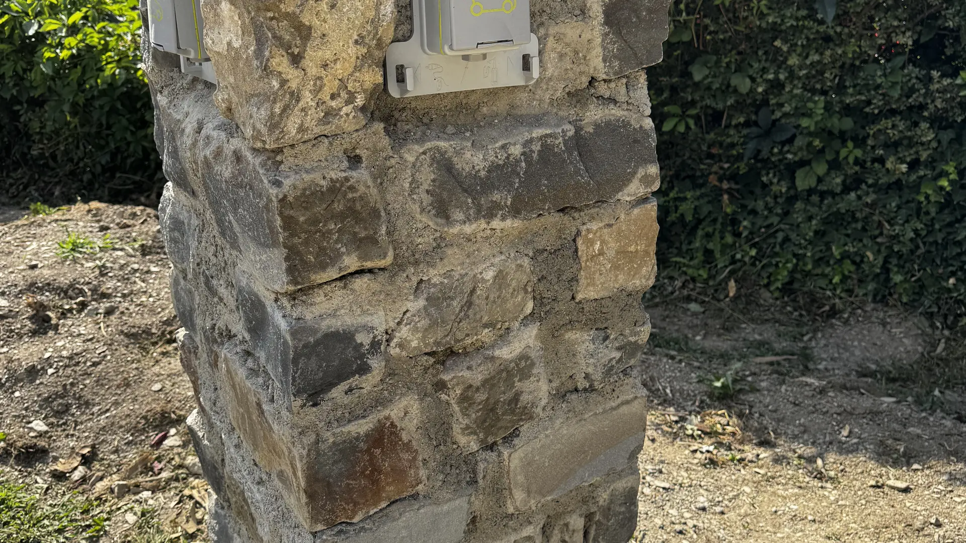 Chalet-hygge-saint-lary-communs-vue-exterieur-detail-parking-prise-recharge-IRVE-VE-prive-pyrenees