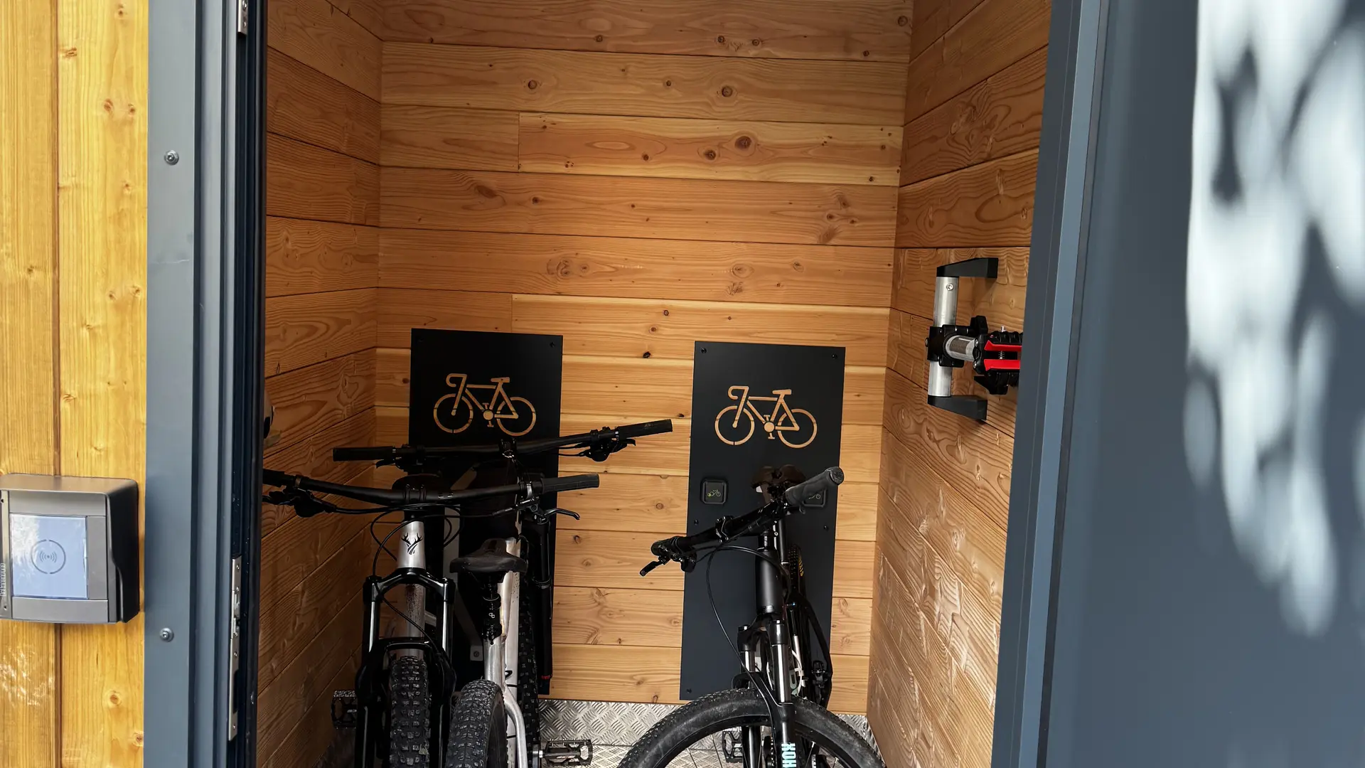 Chalet-hygge-saint-lary-communs-vue-interieur-detail-prive-hebergement-cycles-disposition-accueil-velo-pyrenees