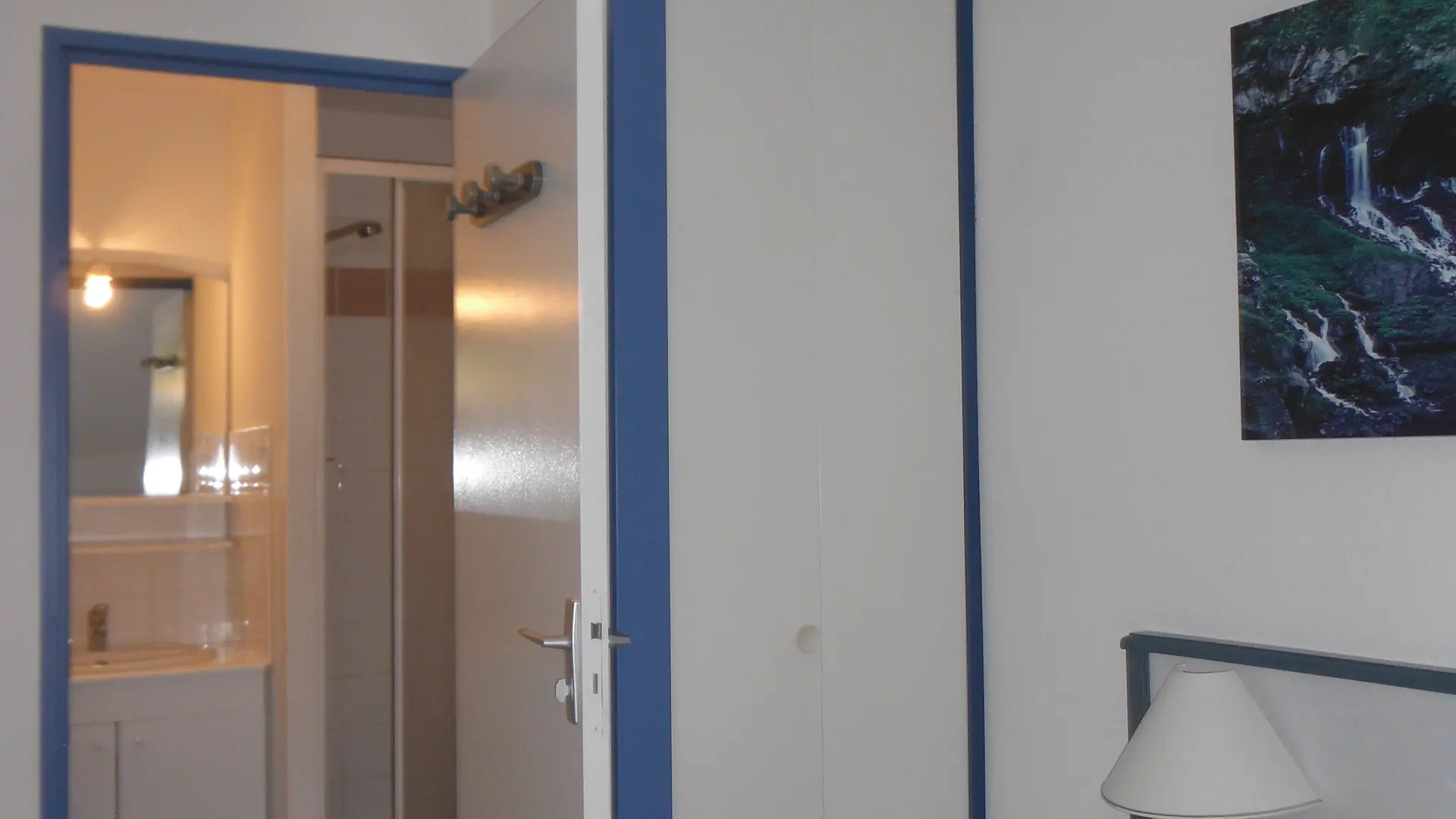 BABIN SALLE DE BAIN DANS LA CHAMBRE 2