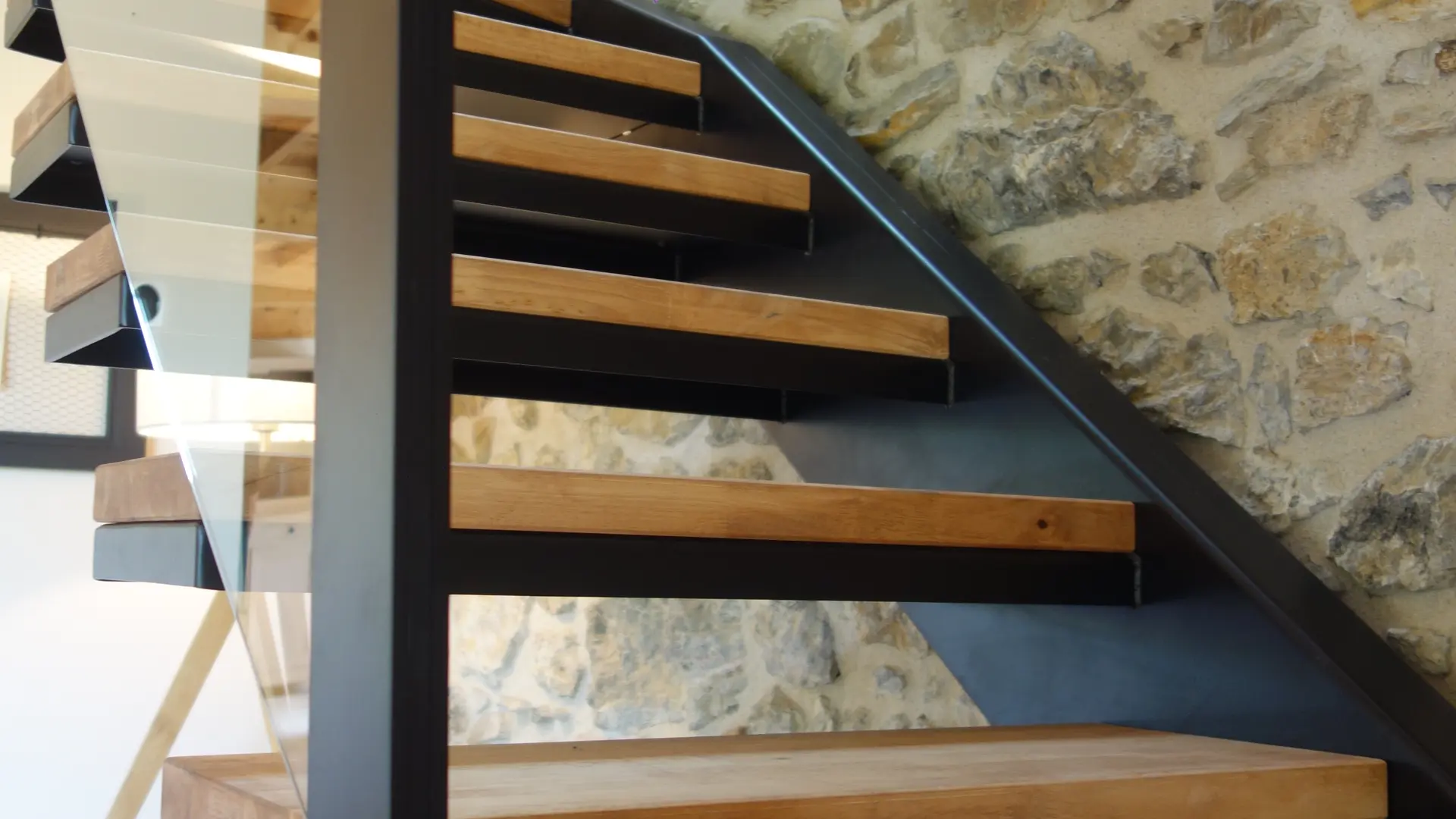 Escalier_moderne_fer_et_bois