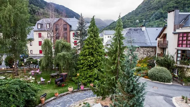 HOTEL MIR - JARDIN DEPUIS 2EME ETAGE