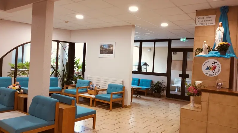 Hall d_accueil La Sainte Famille Lourdes