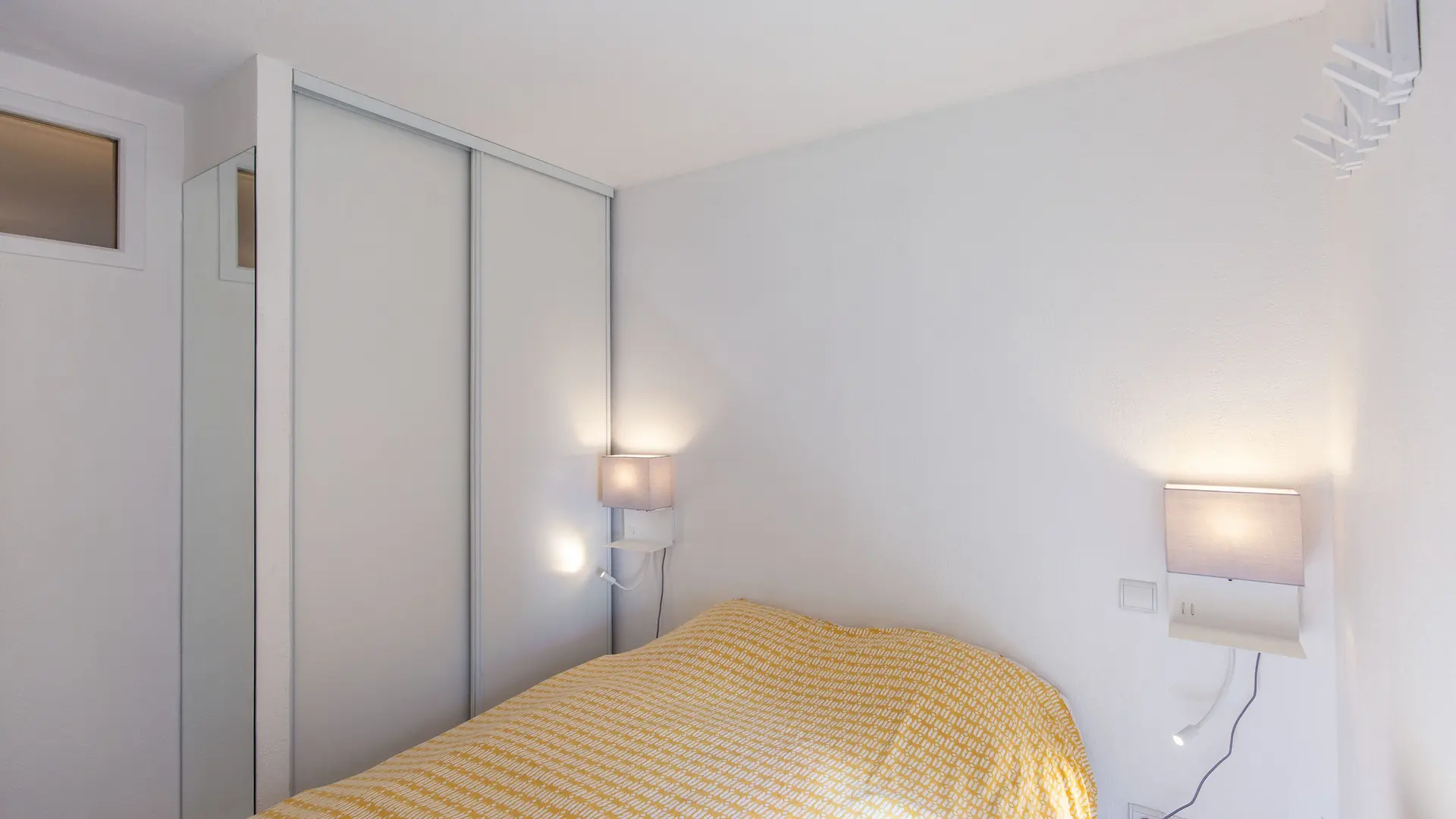 LOCATION_SAINTLARY_T2+_VILLAGE_HYPERCENTRE_CHAMBRE_DRESSING_LISEUSES_USB_WIFI_LUMINEUX_ETE_HIVER_BALCON