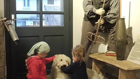 MAISON DU PATRIMOINE CHIEN PATOU ENFANTS