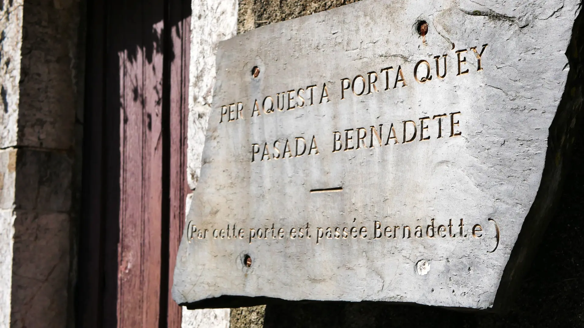 Panneau porte ancien presbytère ©OTLourdes_2023