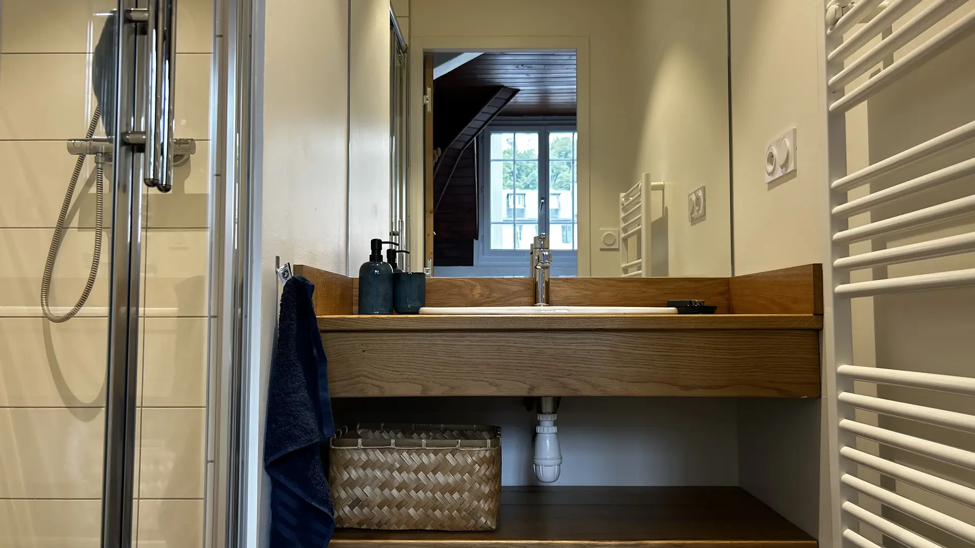 Salle de bain attenante à la chambre