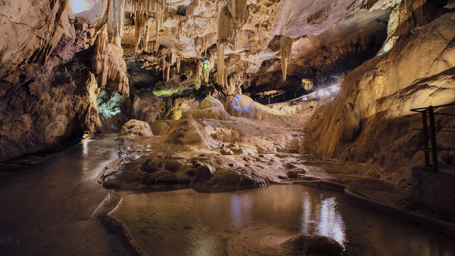 Salle des lustres bas ©Grottes de Bétharram_2023