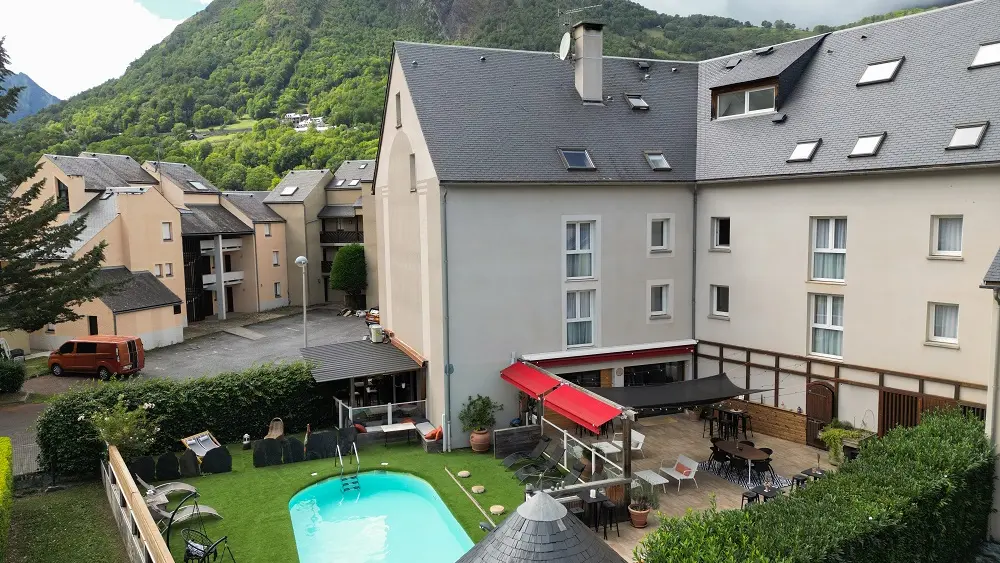 Terrasse et piscine extérieure chauffée été