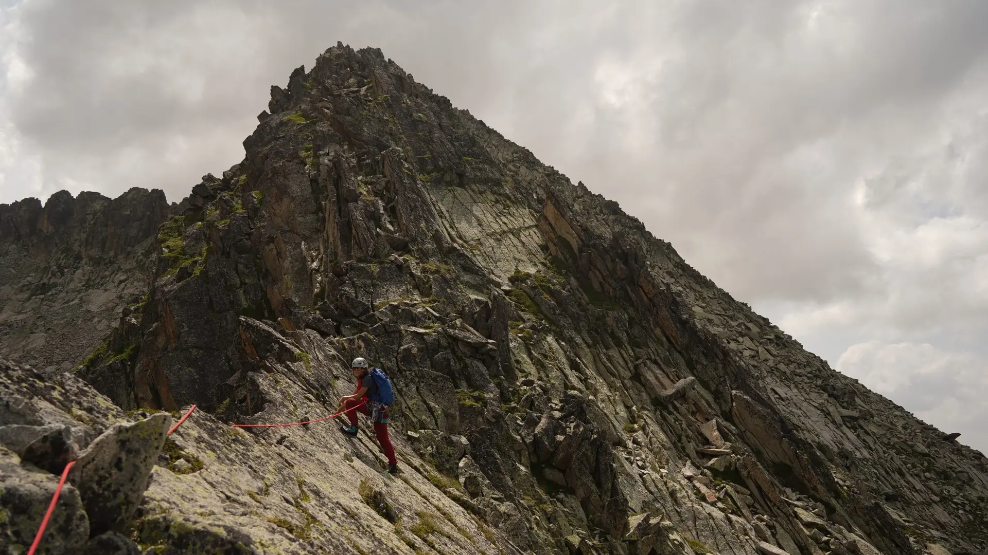 Traversée d'arête rocheuse / Alpinisme