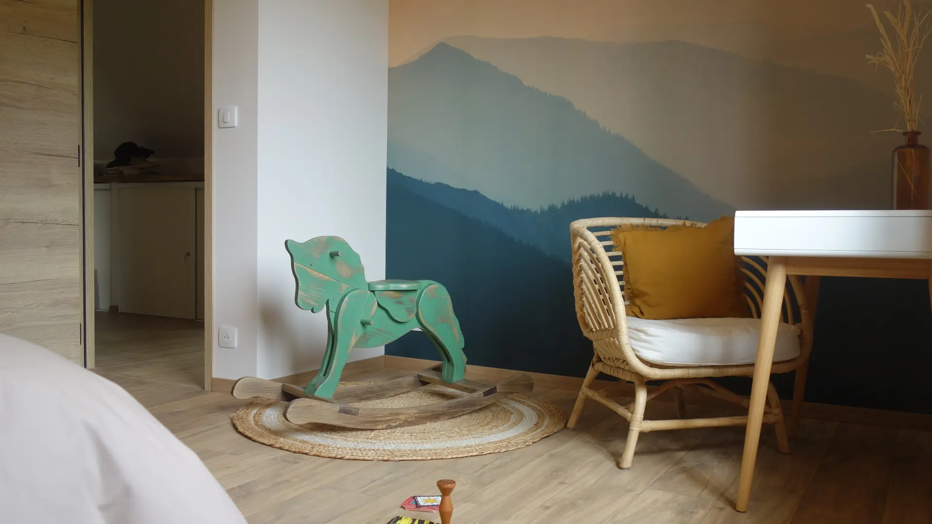 belle_chambre_enfant_avec_ancien_cheval_a_bascule