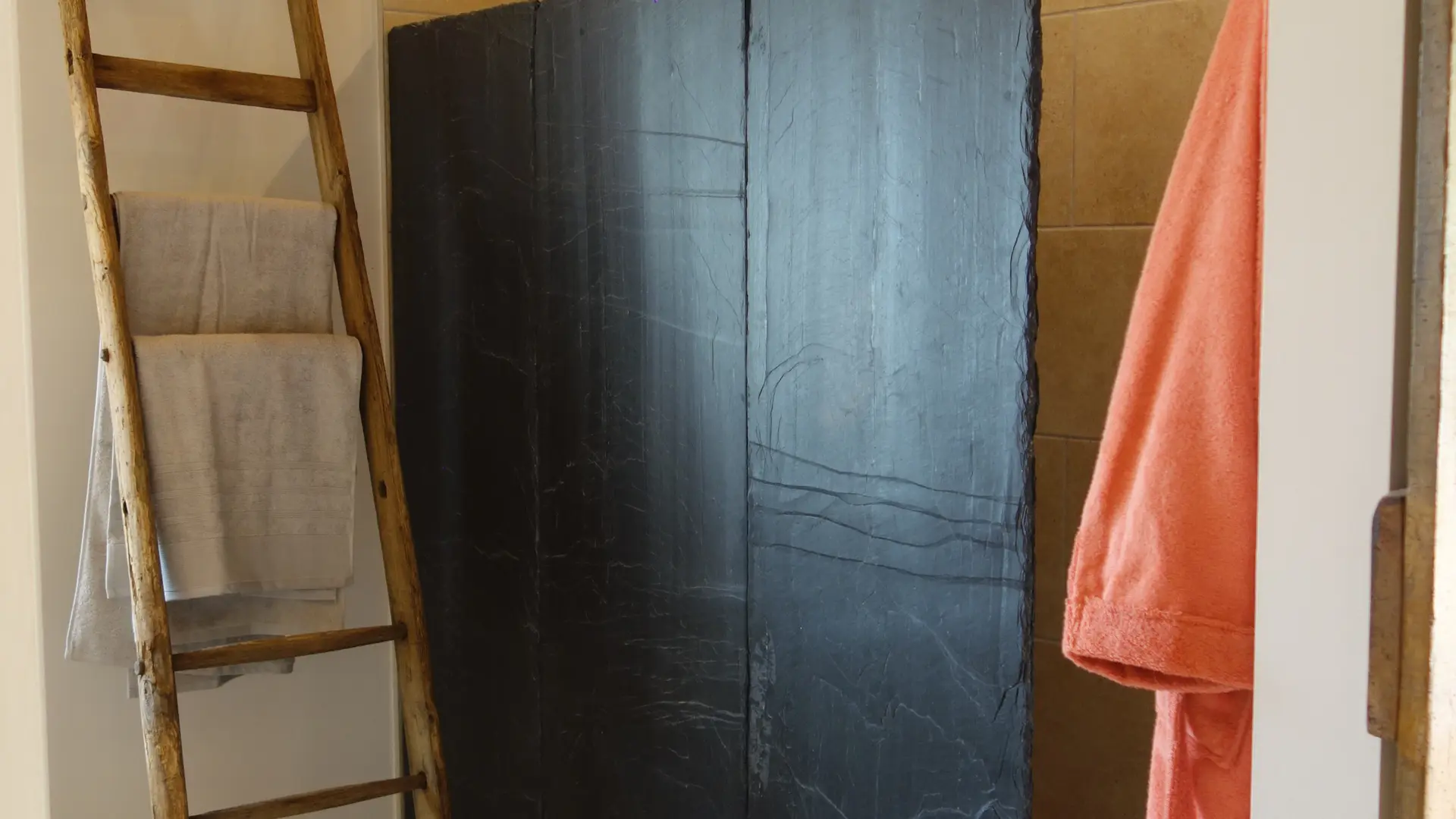 belle_salle_d_eau_avec_paroi_lauzes_schiste