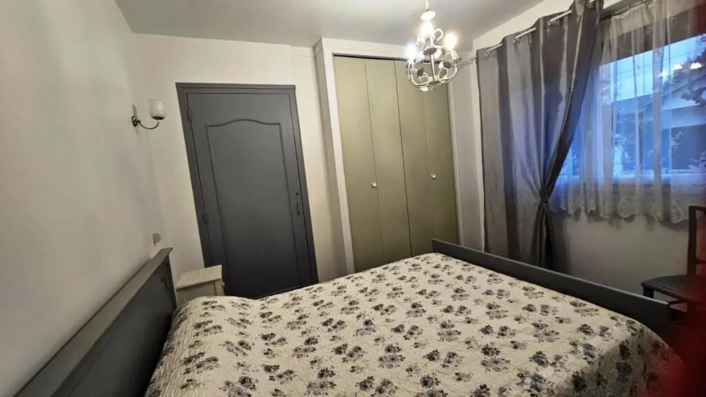 Lourdes meublé chambre côté rue