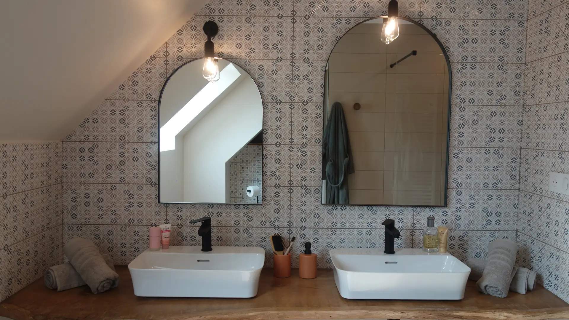 double_vasque_blanche_salle_de_bain_gîte