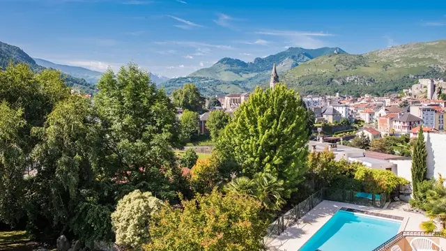 hotel-bestwestern-beausejour-lourdes-piscine-vue-ville-pyrenees