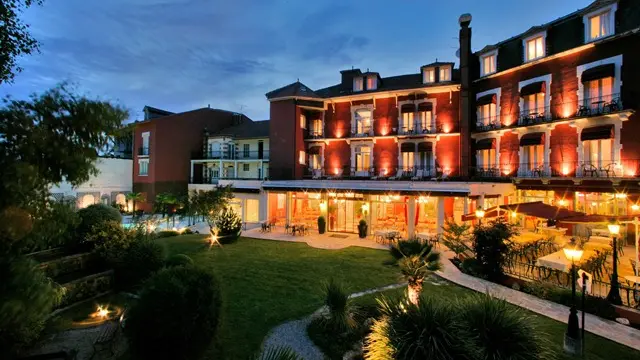 hotel-bestwestern-beausejour-lourdes-piscine-jardin-facade-nuit