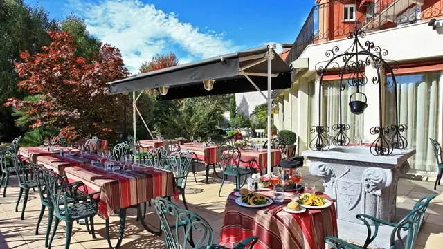 hotel-bestwestern-beausejour-lourdes-terrasse-restaurant-fontaine