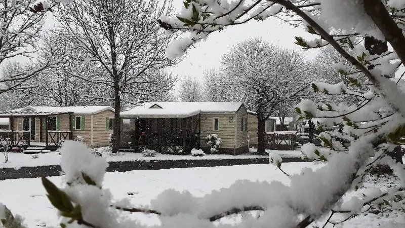 mobil homes camping d'autun sous la neige