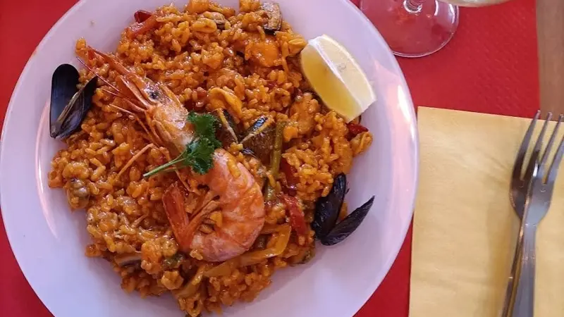 paella y vino