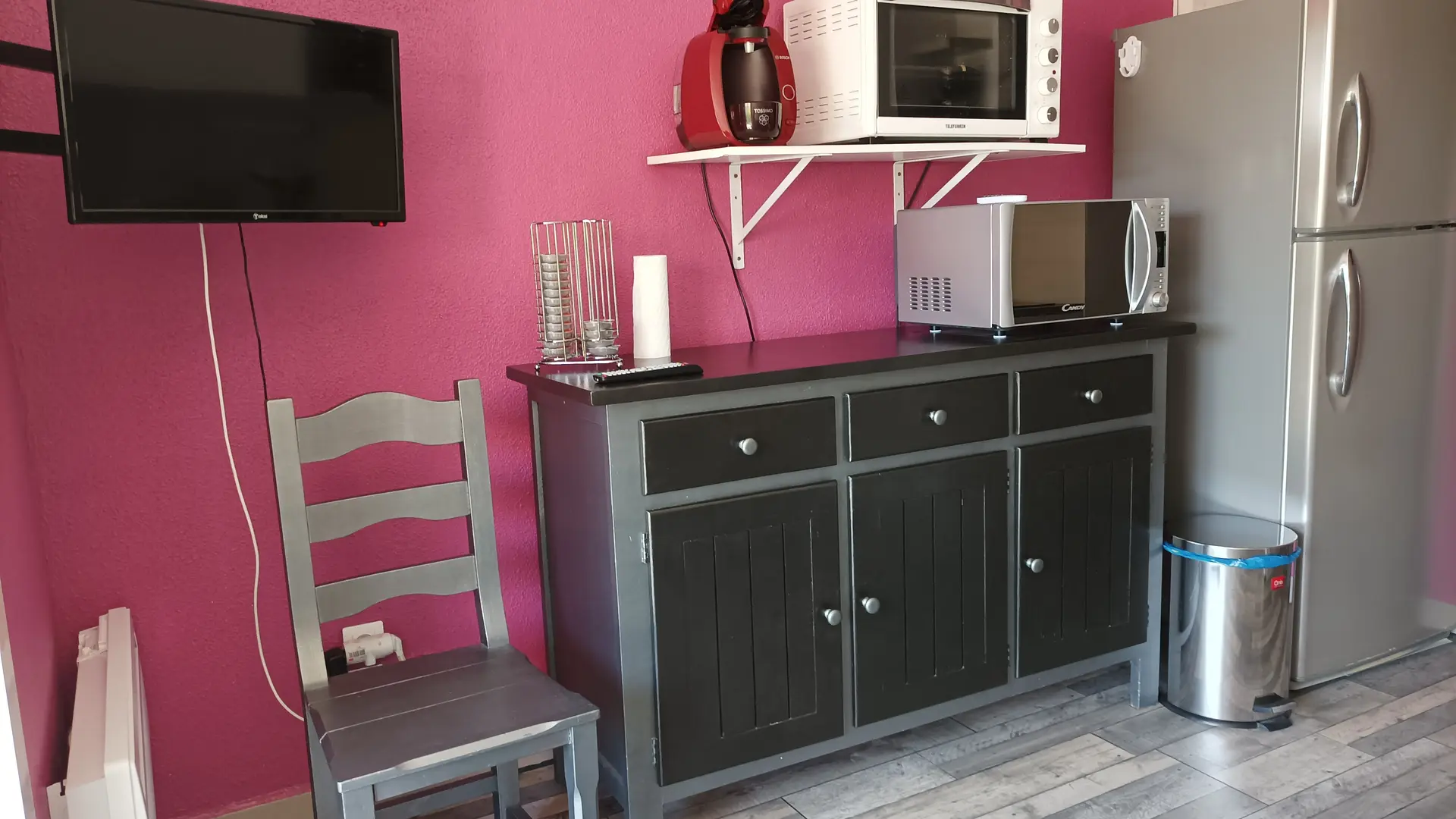 Un gros frigo, 2 fours, 1 télé