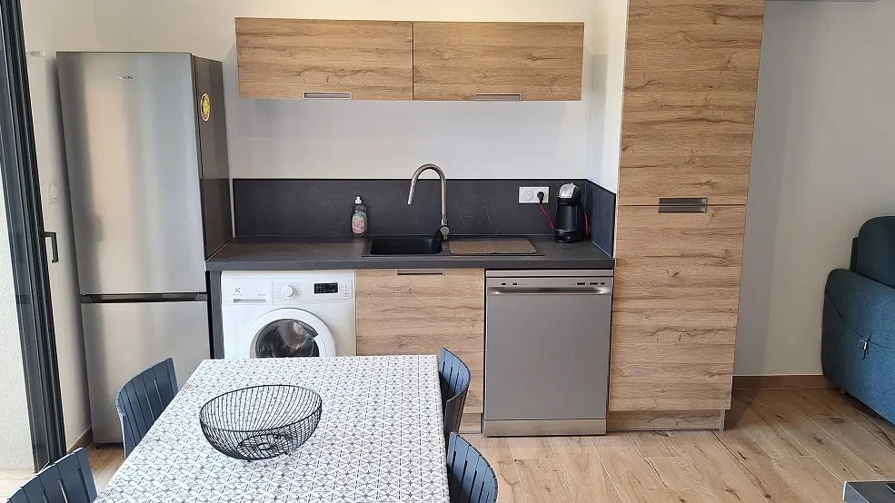 Vue cuisine et salle à manger