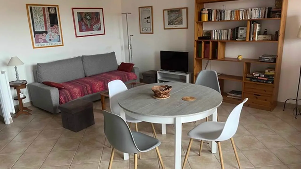 4-locatif-laroppe-colline-séjour