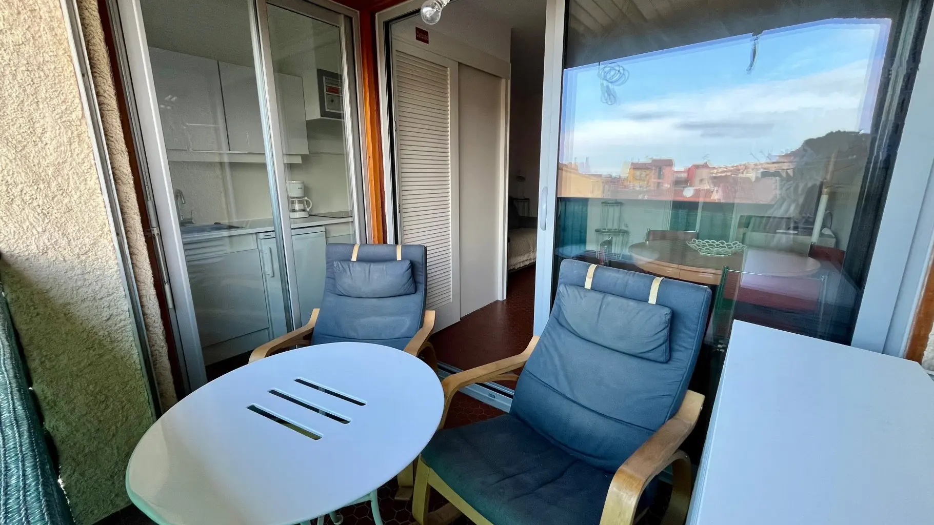 5_Location_Vue-depuis-le-ba lcon-deux-Rocking-Chair-Table-Baies-Vitrées-Cuisine-Salon