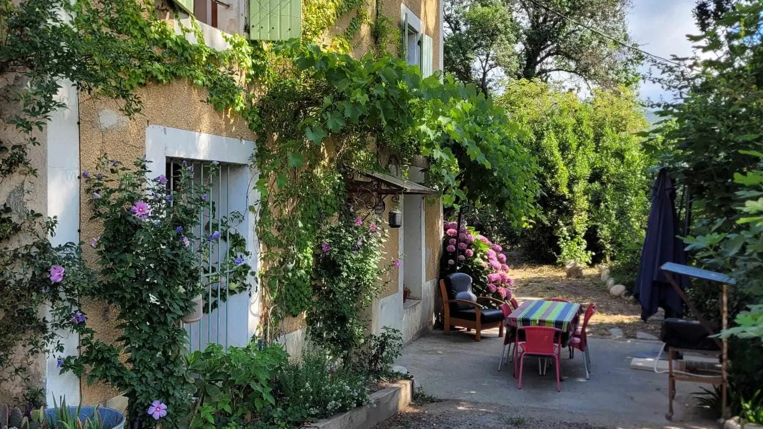 Vue extérieure du mas Tarrene