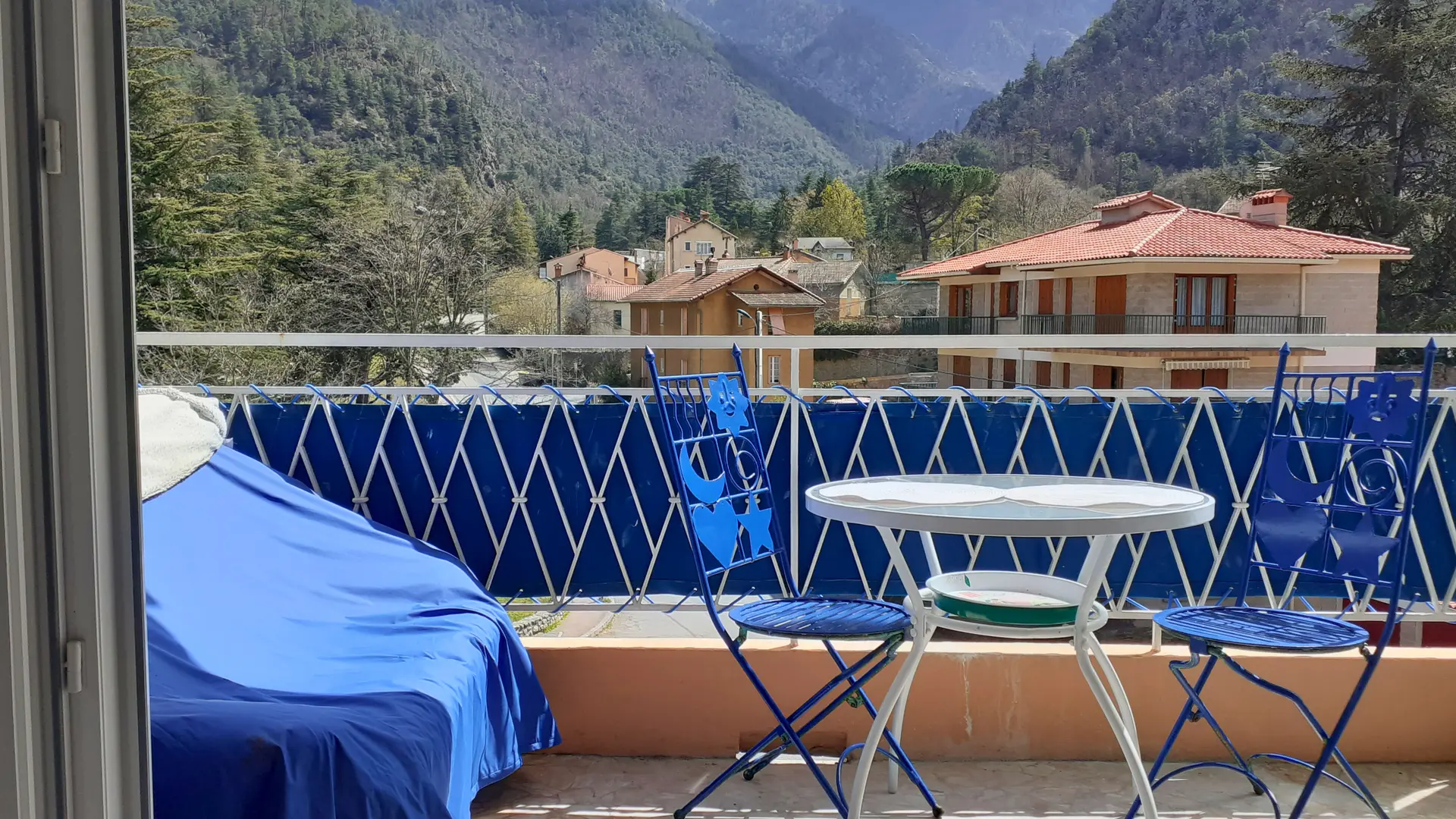 Terrasse avec vue sur les montagnes