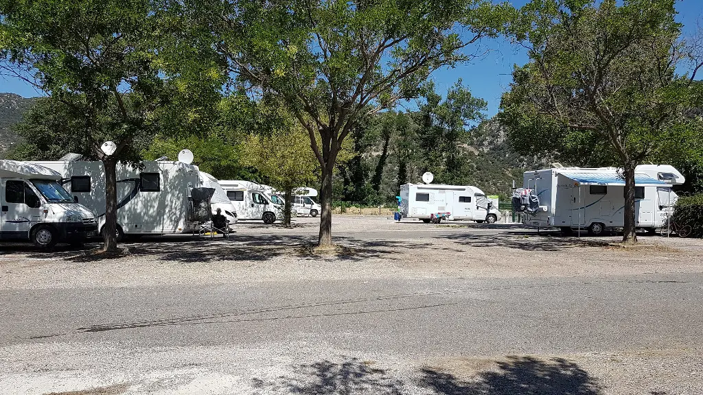 66-vinca-le-lac-portes-du-canigou-aire-etape-camping-car-park