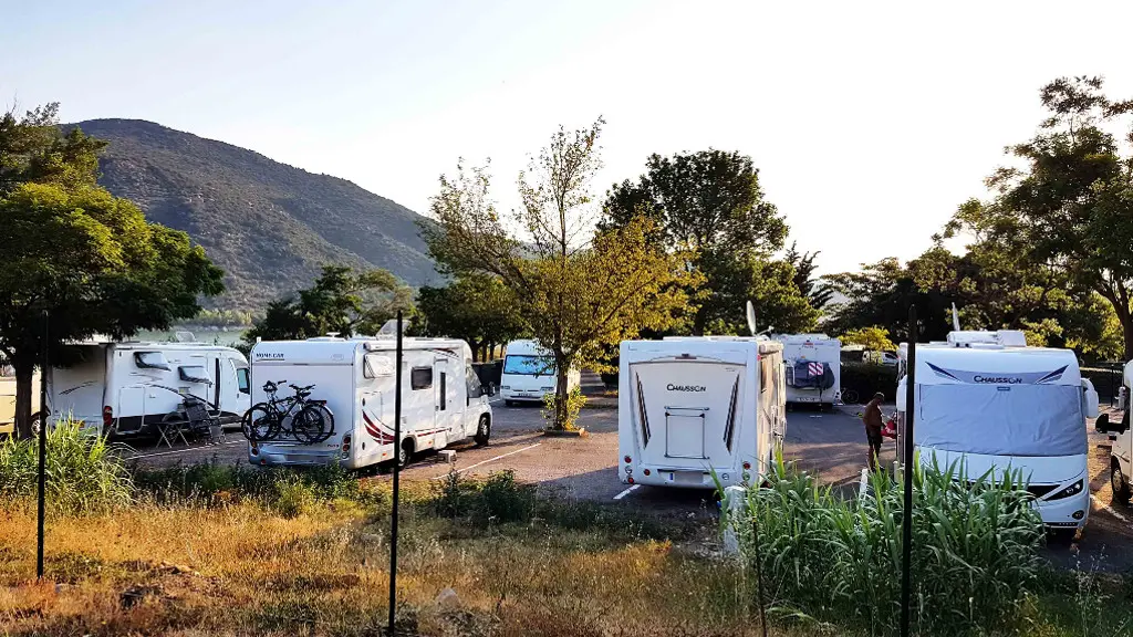 66-vinca-le-lac-portes-du-canigou-aire-etape-camping-car-park-aire