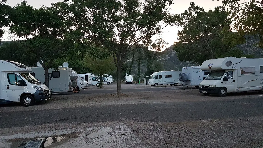 66-vinca-le-lac-portes-du-canigou-aire-etape-camping-car-park-languedoc-roussillon