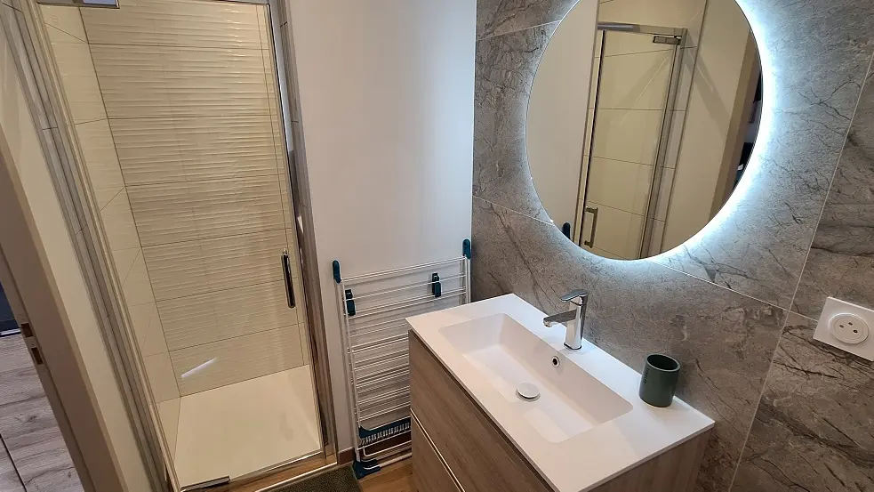 Salle d'eau avec douche XXL et vasque