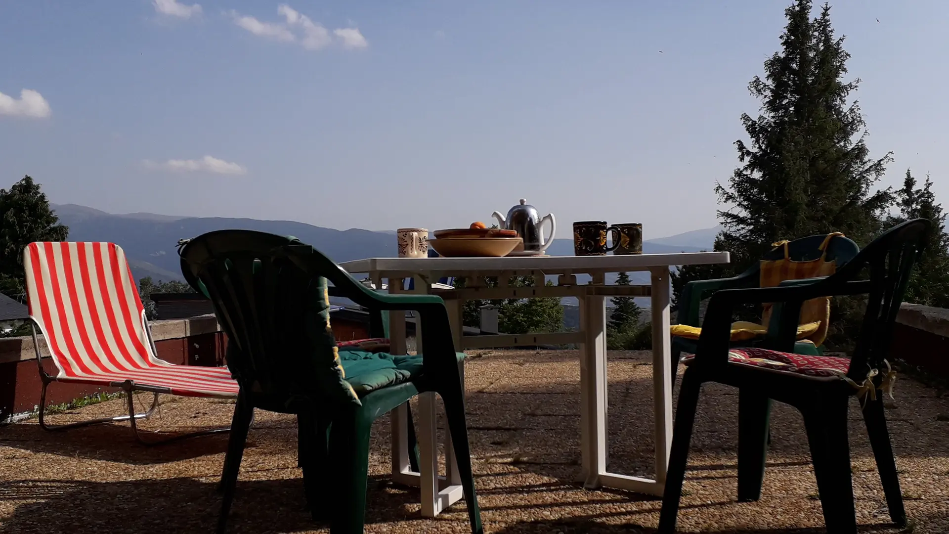 7_belle-vue_Terrasse-des-sorbiers-au soleil_Font Romeu_changez-d-altitude_20190721_175440