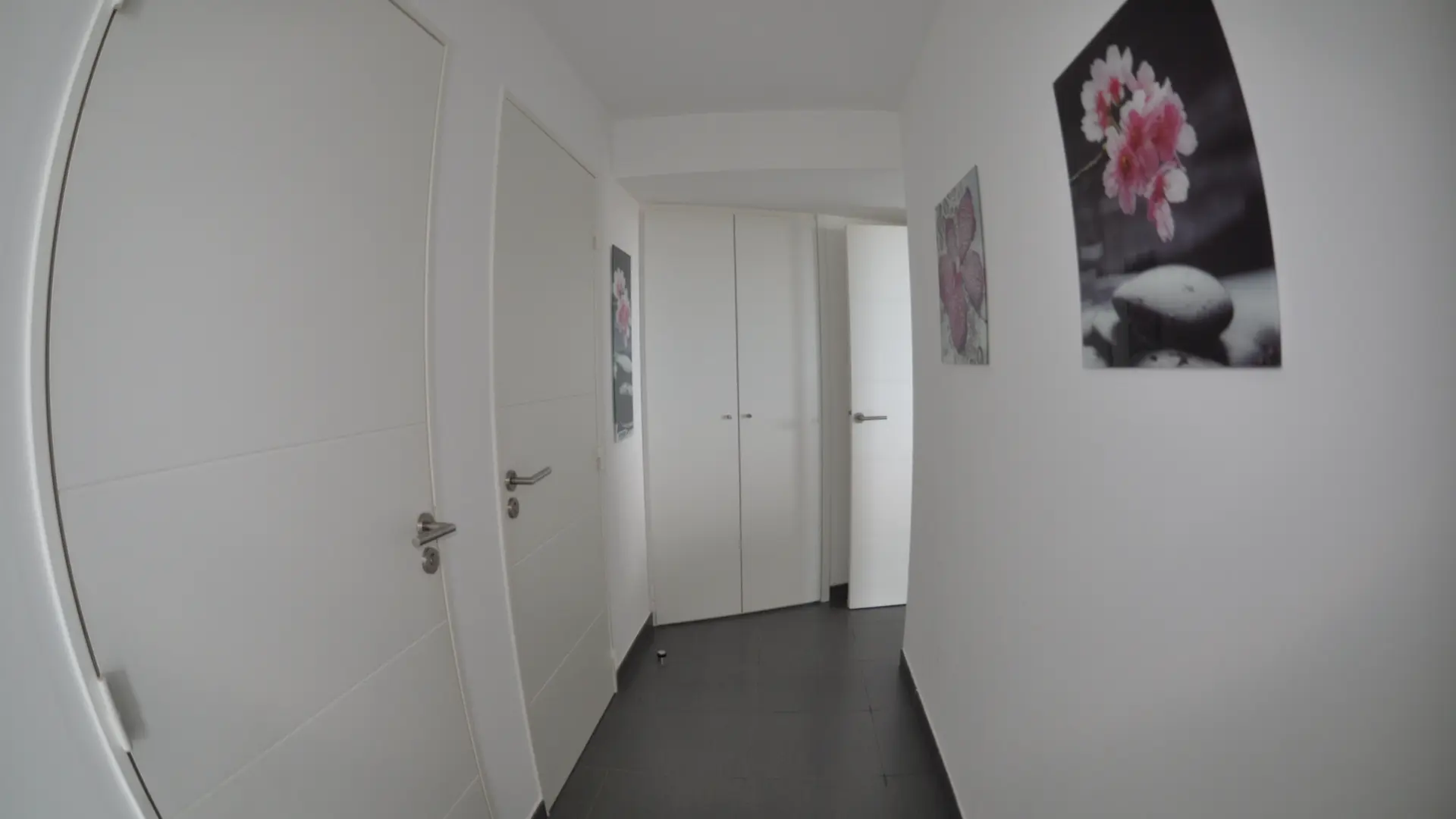 9 - Couloir muni de placard de rangement