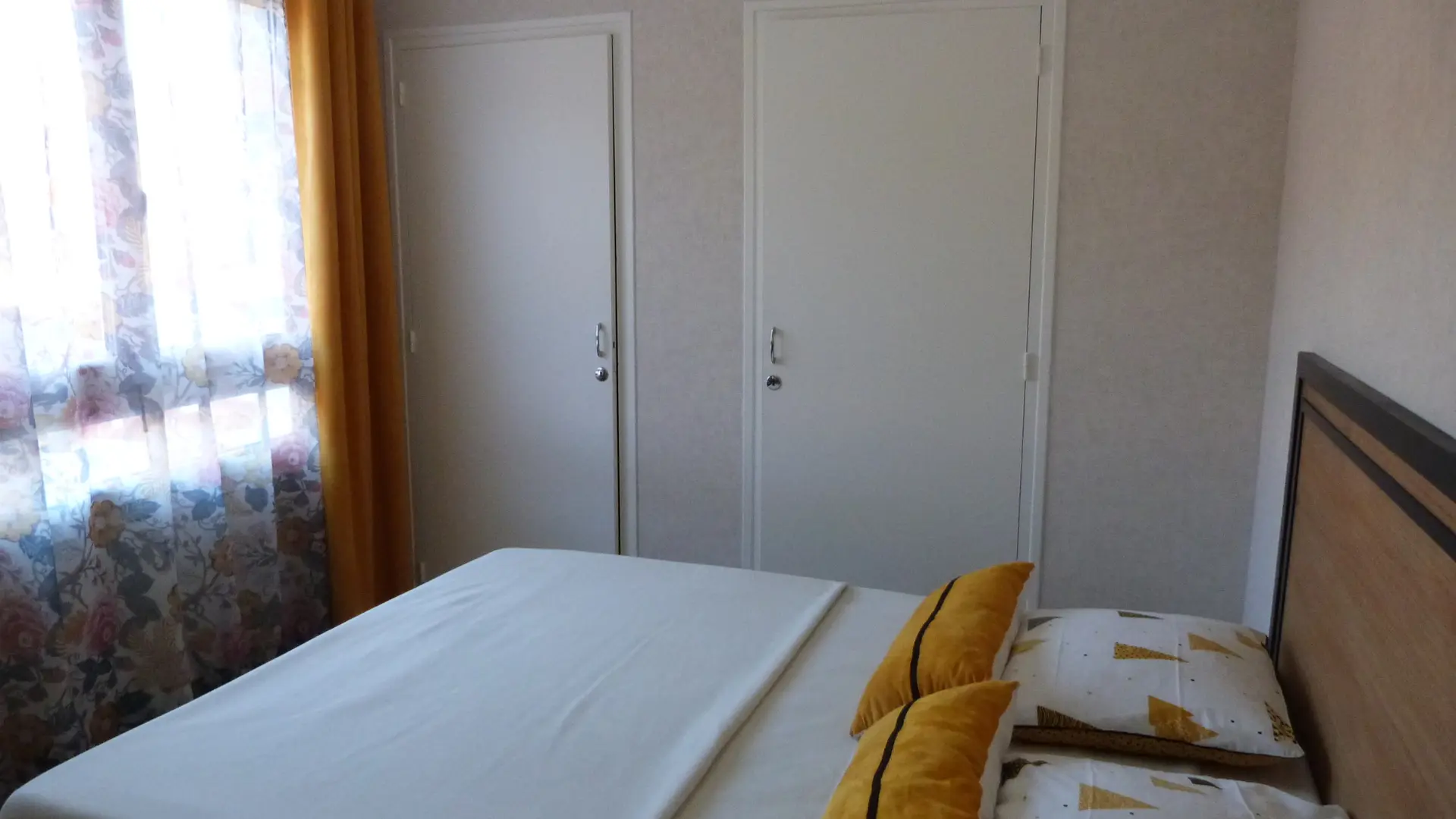 °  chambre moderne avec lit en 160 cm avec coiffeuse,  vestiaire et rangements