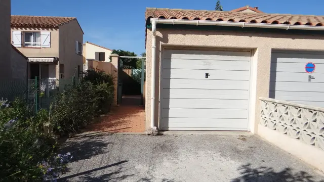 Garage parking fermé et accès maison