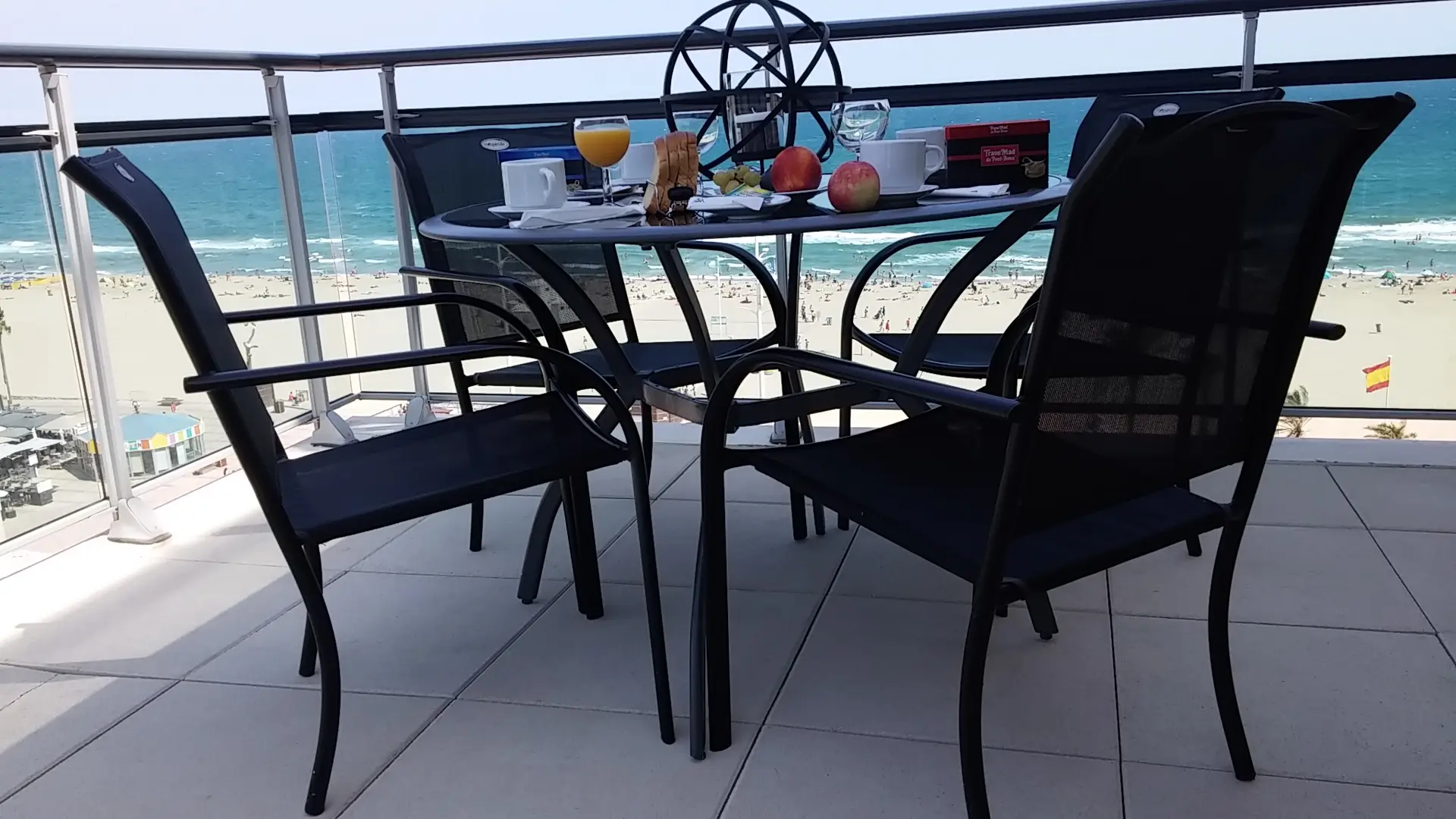 01 - Terrasse vue plage petit déjeuner