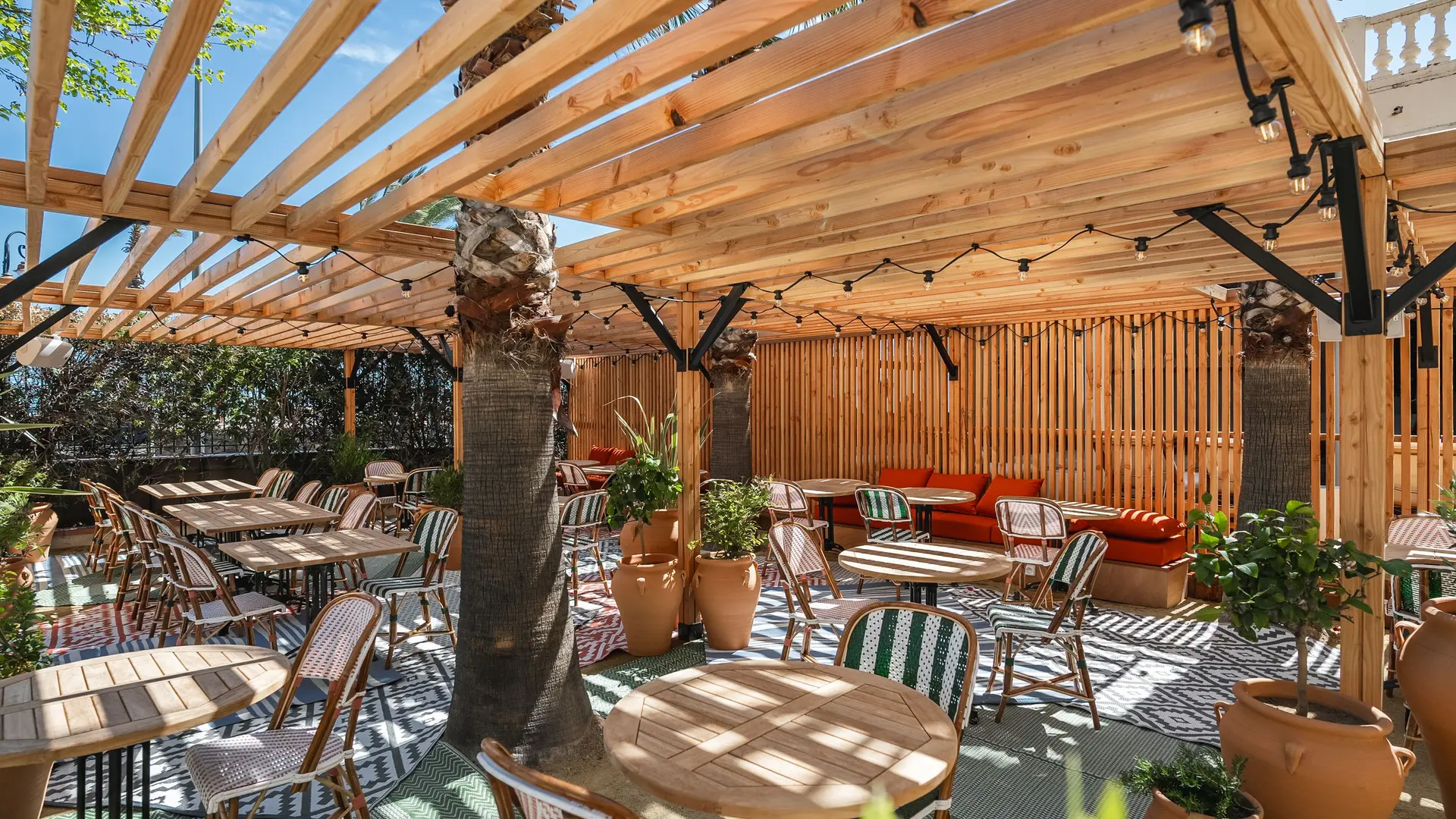 06.Villa Camille - Terrasse restaurant sous pergola