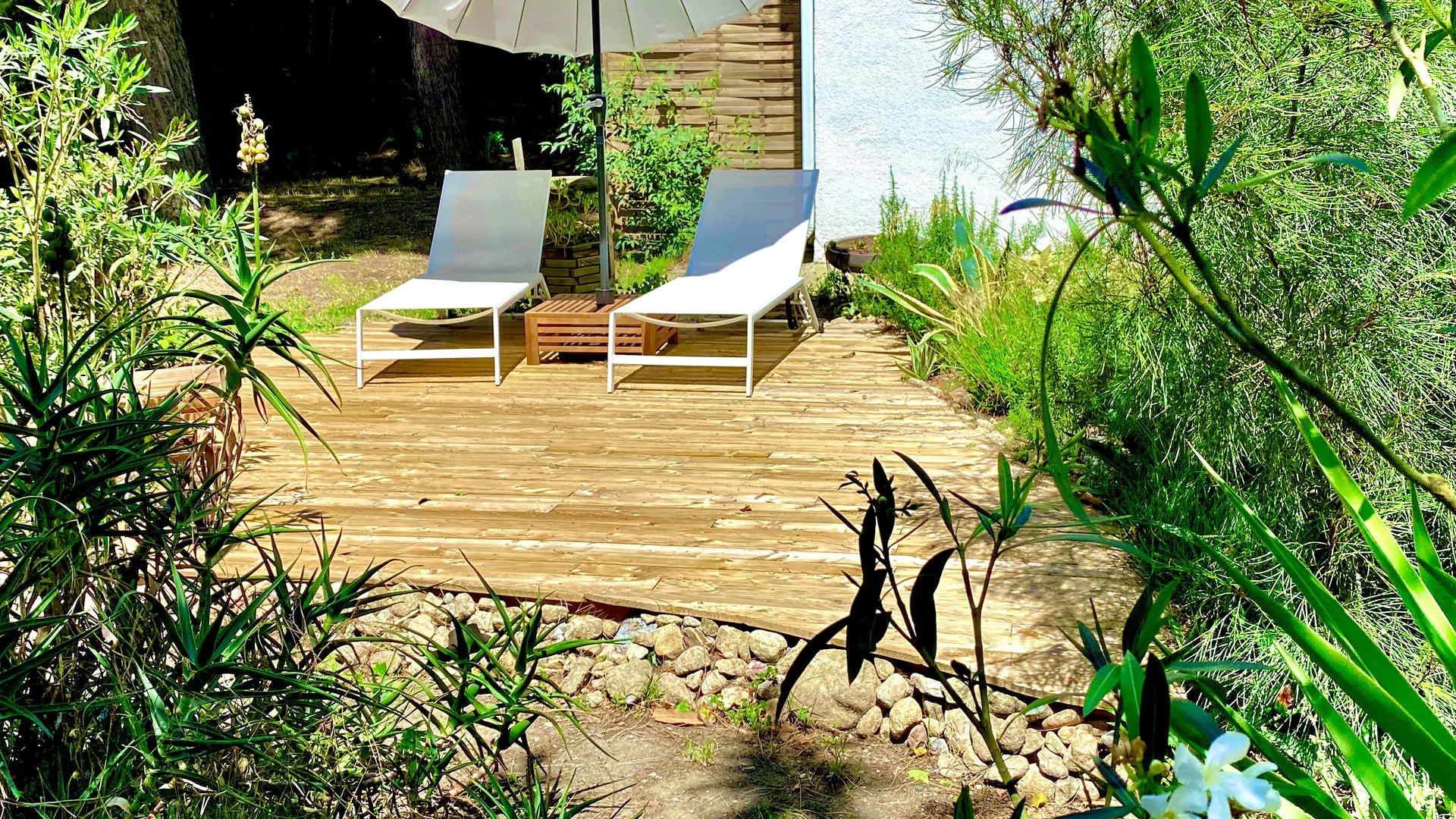 Le Chat Vert - appartements Adults Only ****, jardin avec terrasses détente