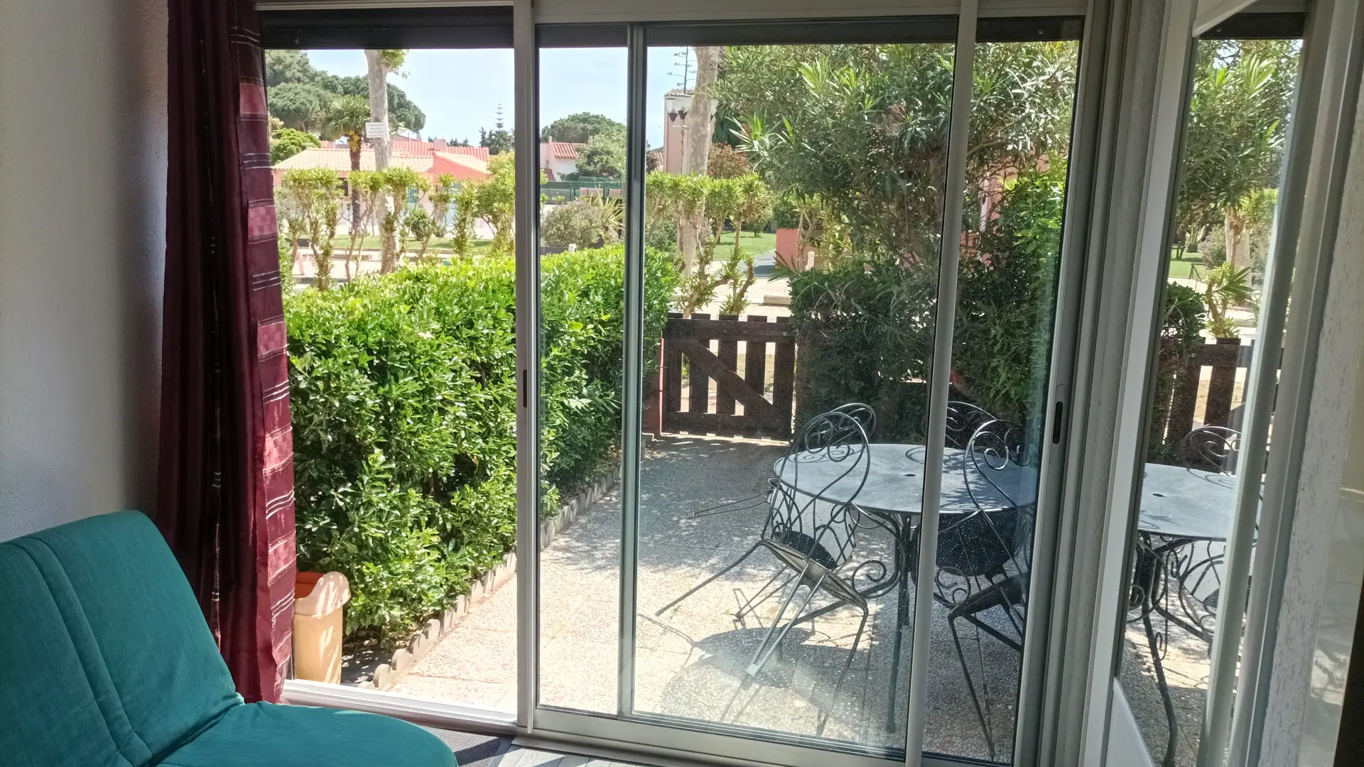 La baie vitrée du séjour donnant plein sud et le canapé lit d'appoint