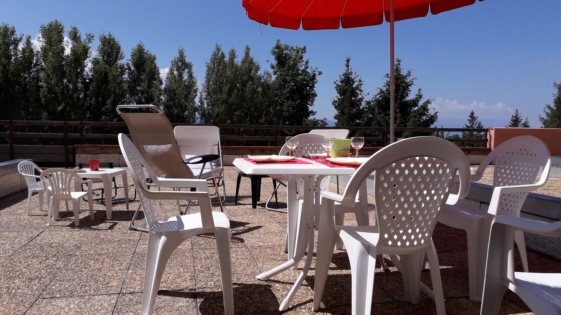 1_Détente_Terrasse au soleil_Font-Romeu_changer-altitude_20180725_120609