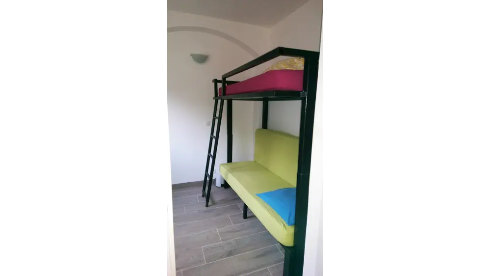 Chambre avec lits superposés (clic-clac en bas, 90*190cm en haut)