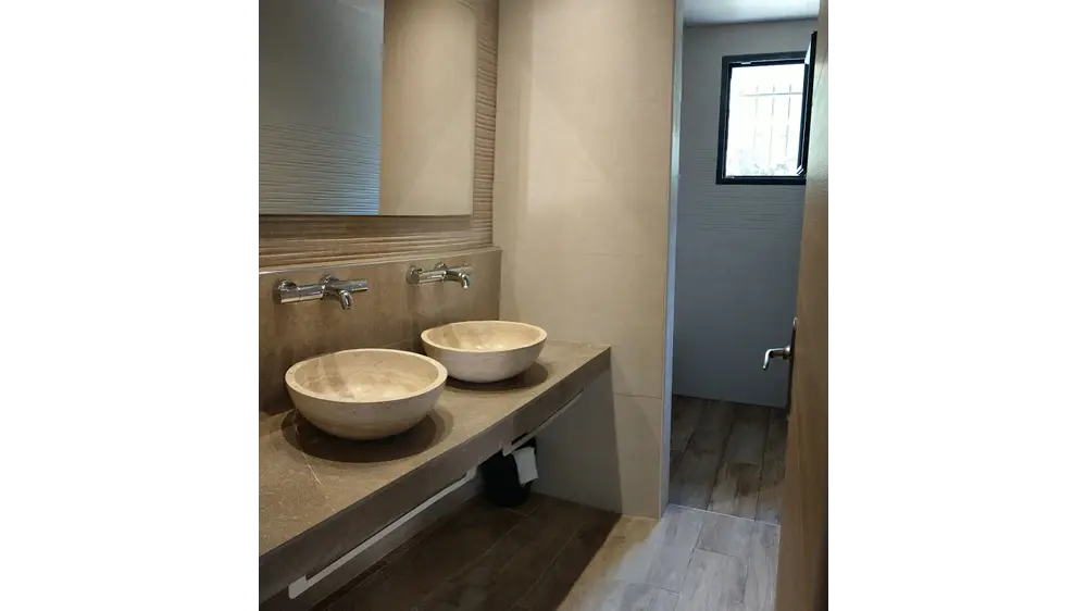 Salle d'eau avec douche à l'italienne