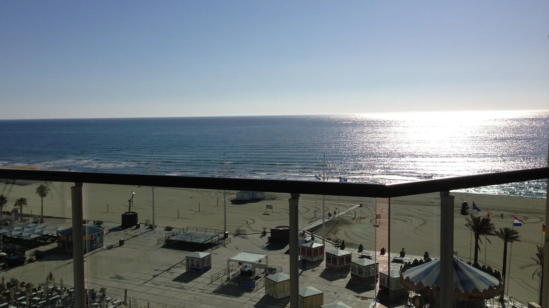 11 - Terrasse coté salon vue plage